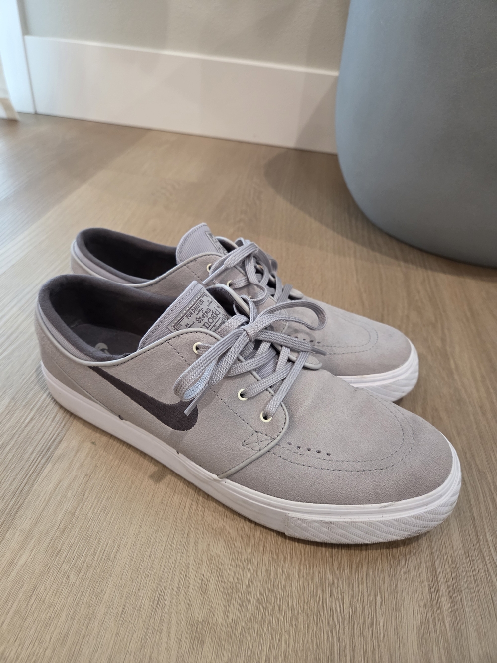 Stefan Janoski Nike Men's Gray Leather Low-Top Sneakers - Classic Casual
